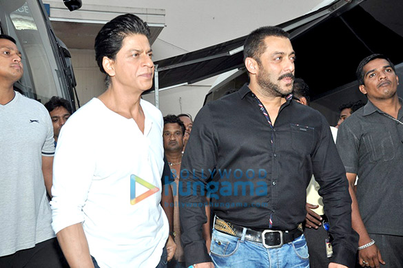 shah rukh khan salman khan pose post promoting dilwale on bigg boss at mehboob studio 11