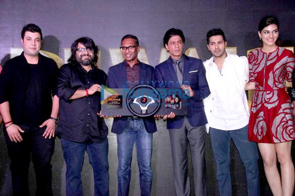 shah rukh khan kajol varun dhawan kriti sanon grace the music success bash of dilwale 4