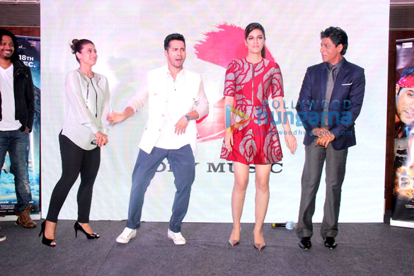 shah rukh khan kajol varun dhawan kriti sanon grace the music success bash of dilwale 8