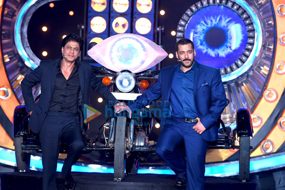 shah rukh khan kajol promote dilwale with salman khan on the sets of bigg boss 9 3