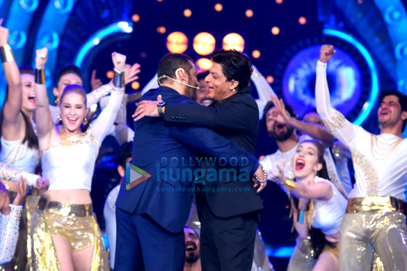 shah rukh khan kajol promote dilwale with salman khan on the sets of bigg boss 9 8