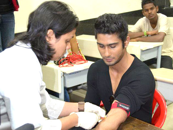 amy and prateik inaugurate registration for marrow donation camp 2
