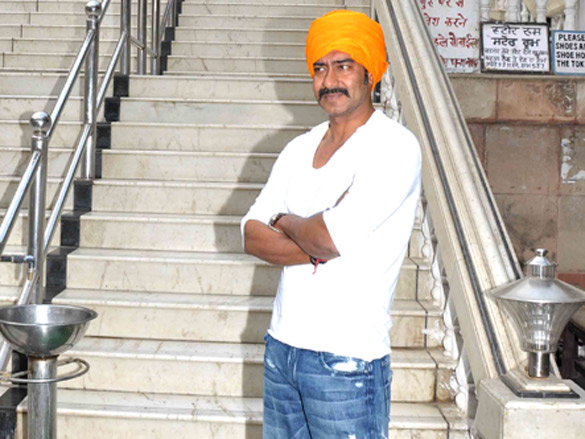 ajay devgn spotted at mumbai gurudwara 2