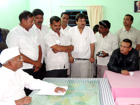 special screening of gali gali chor hai held for anna hazare 5