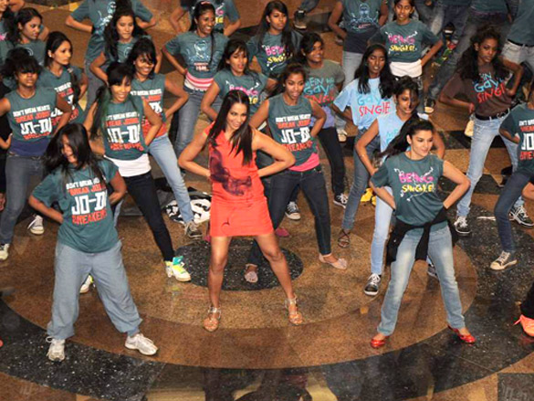 bipasha at flash mob for jodi breakers 2
