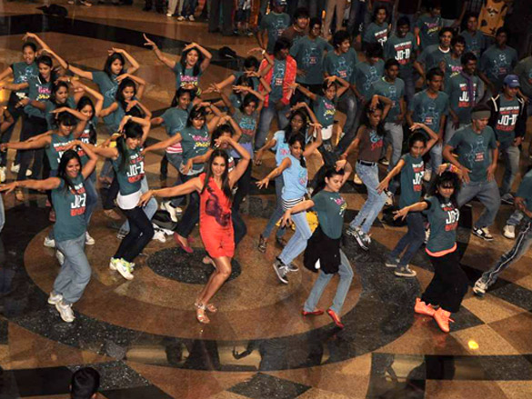 bipasha at flash mob for jodi breakers 5