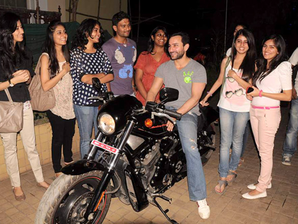 saif takes a bike ride to promote agent vinod 5