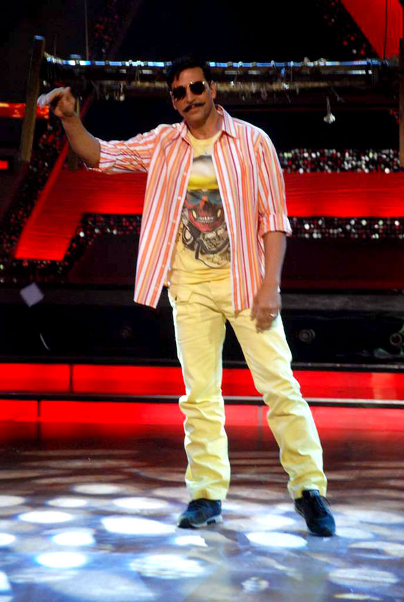 akshay kumar promotes rowdy rathore on dance india dance 4