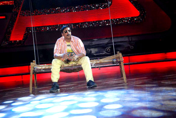akshay kumar promotes rowdy rathore on dance india dance 9