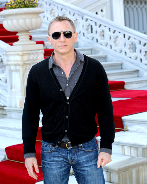 skyfalls cast and crew arrive on location in istanbul 5