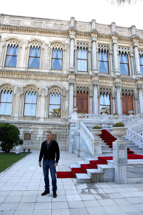 skyfalls cast and crew arrive on location in istanbul 7
