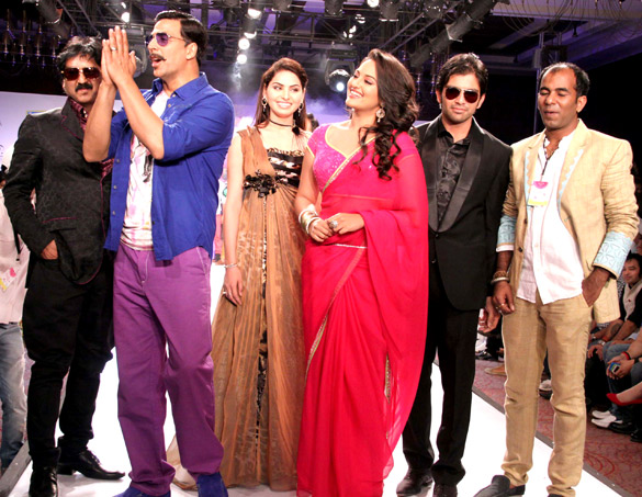 akshay sonakshi promote rowdy rathore at the rajasthan fashion week 2