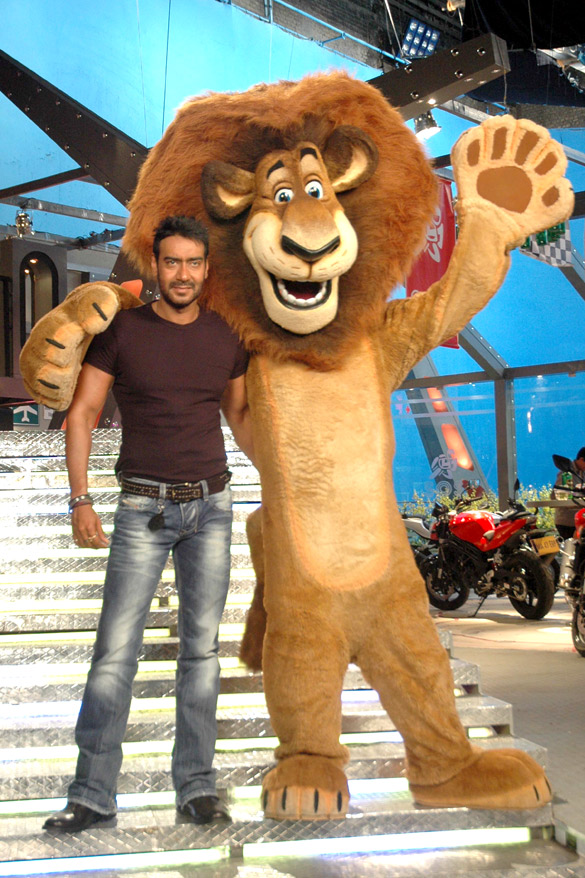 ajay devgn meets alex the lion on sets of son of sardaar 2