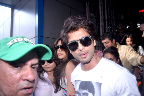 shahid priyanka board train from marine lines station 11