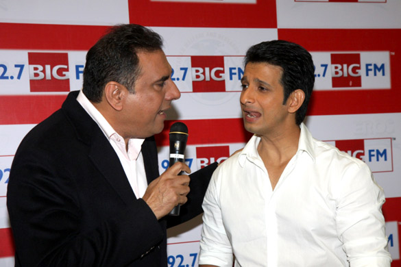 starcast of ferrari ki sawaari celebrate fathers day on 92 7 big fm 4