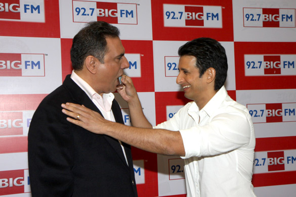 starcast of ferrari ki sawaari celebrate fathers day on 92 7 big fm 3