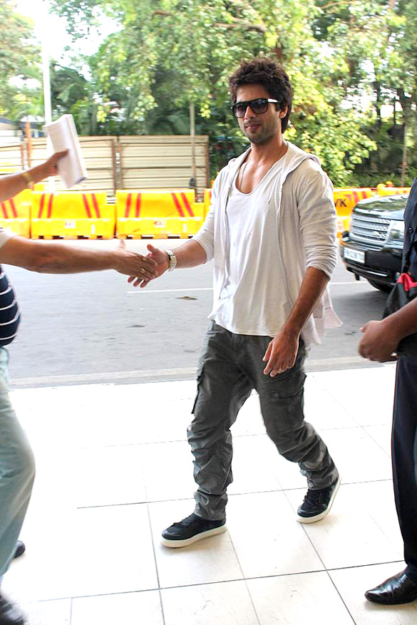 shahid priyanka snapped on the way to indore 2