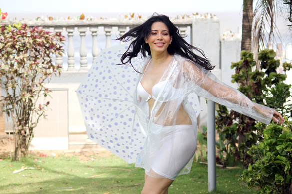 rozlyn khan 37
