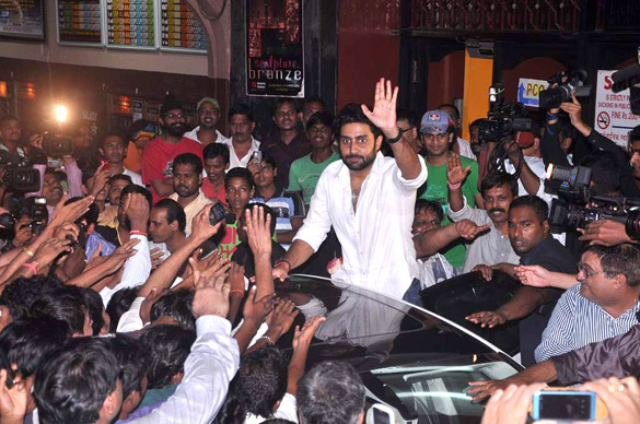 abhishek meets fans at bol bachchan screening 9