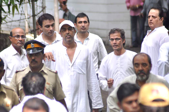 celebs grace dara singhs funeral 6