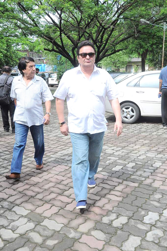 celebs grace dara singhs funeral 7
