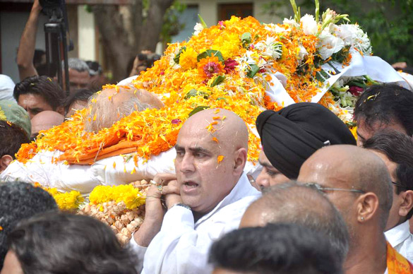 celebs grace dara singhs funeral 3