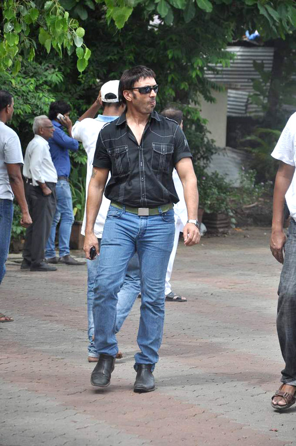 celebs grace dara singhs funeral 27