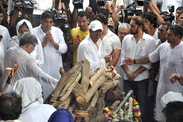 celebs grace dara singhs funeral 28