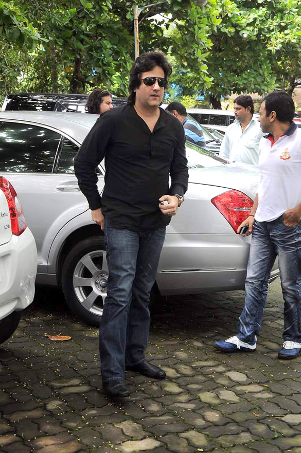 celebs grace dara singhs funeral 30