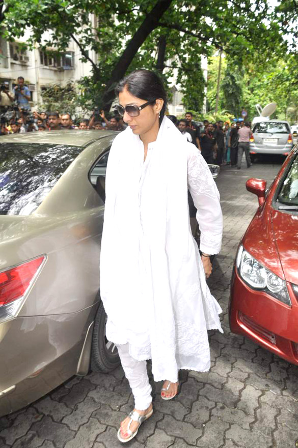 abhishek tabu and others visit dara singhs home 3