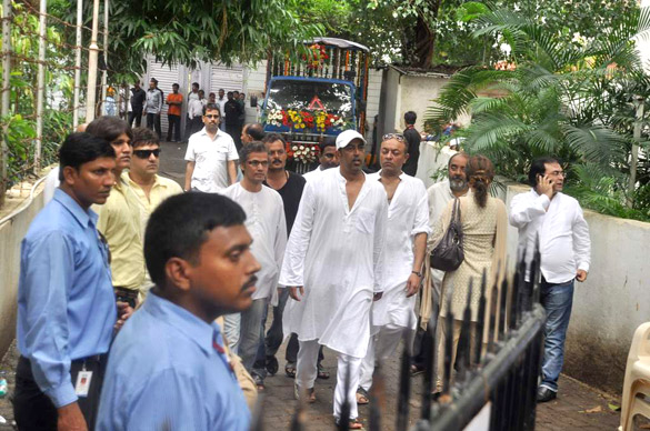 abhishek tabu and others visit dara singhs home 9
