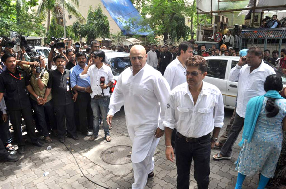 abhishek tabu and others visit dara singhs home 8