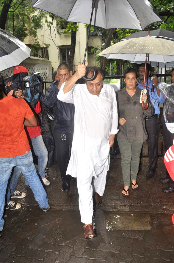 abhishek tabu and others visit dara singhs home 14