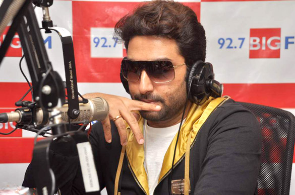 abhishek with rohit shetty rj yamini promote bol bachchan 5