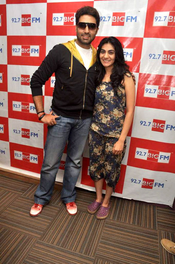 abhishek with rohit shetty rj yamini promote bol bachchan 7