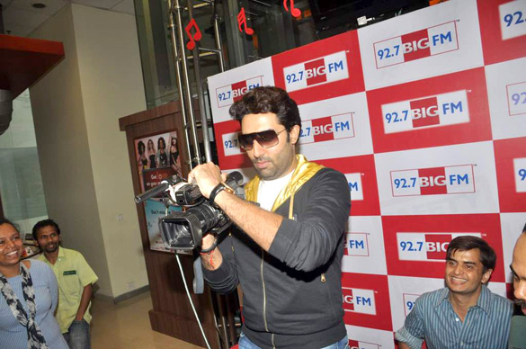 abhishek with rohit shetty rj yamini promote bol bachchan 8