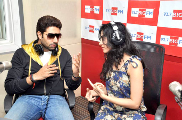 abhishek with rohit shetty rj yamini promote bol bachchan 4