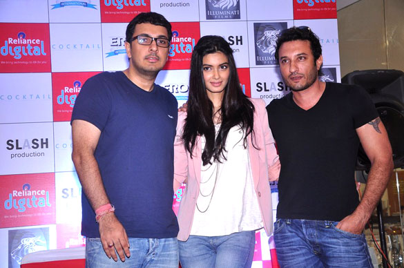diana penty promotes cocktail 2
