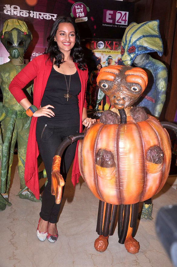 sonakshi sinha promotes joker with aliens 3