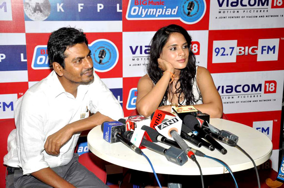 starcast of gangs of wasseypur 2 on the sets of 92 7 big fm 3