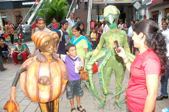 aliens from joker visits high street phoenix lower parel 3