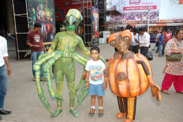 aliens from joker visits high street phoenix lower parel 4