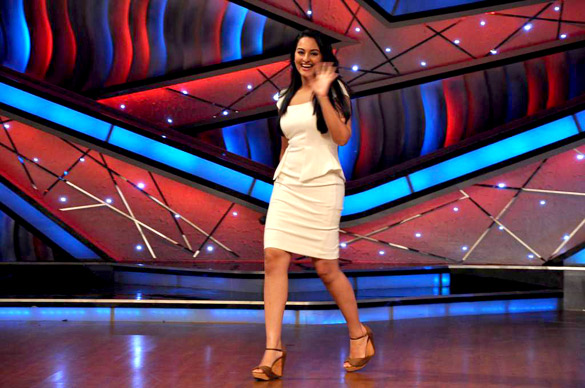sonakshi promotes joker on sets of lil masters 3