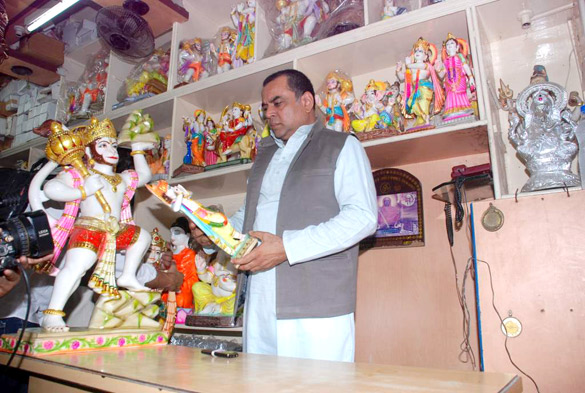 paresh rawal sells ganesh idols to promote omg oh my god 6