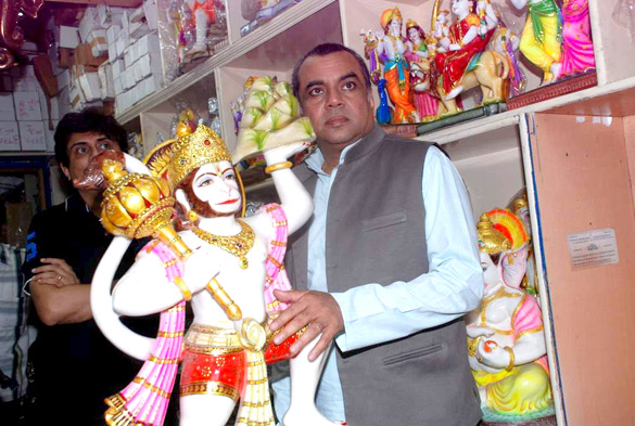 paresh rawal sells ganesh idols to promote omg oh my god 3