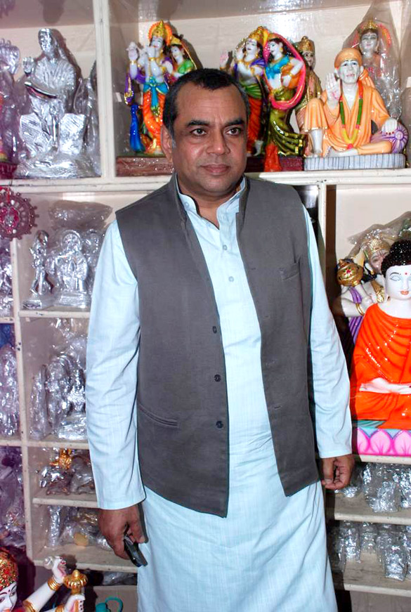paresh rawal sells ganesh idols to promote omg oh my god 9