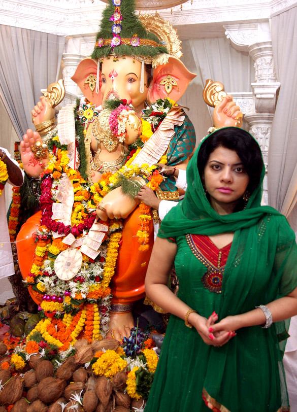 celebs visited different pandals in ganpati festival 4