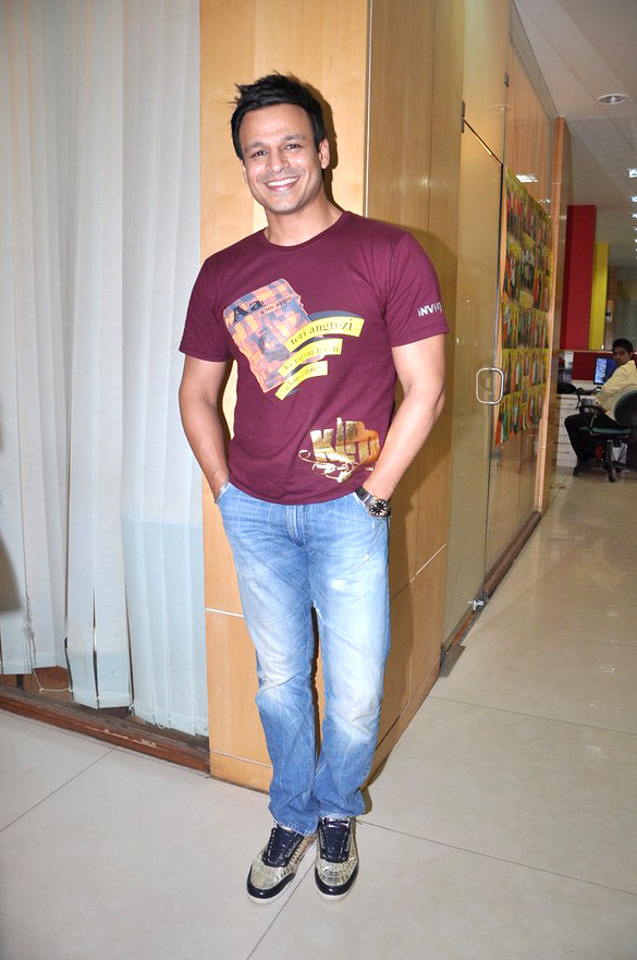 vivek oberoi promotes kismet love paisa dilli at 98 3 fm radio mirchi 8