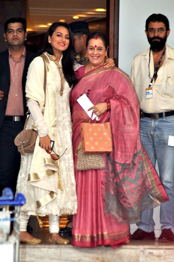 ajay and sonakshi return after visiting the golden temple 7