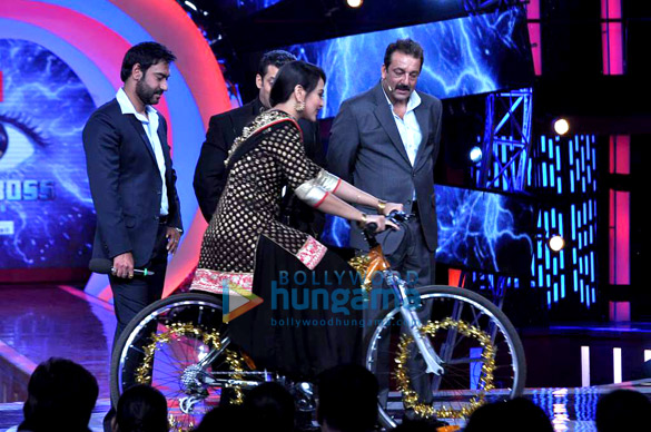 ajay sanjay salman and sonakshi on the sets of bigg boss 6 5